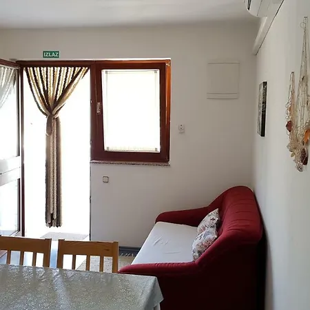 Ruzmarin Apartman *